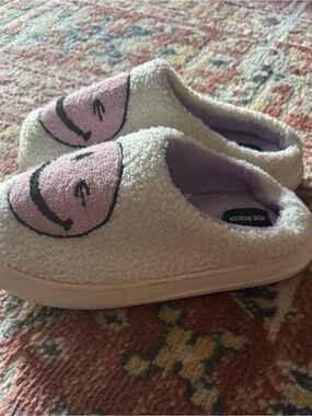 Joe Boxer Cream Plush  Slip-On Footies with Pink Smiley